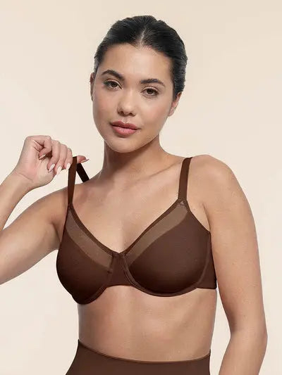 une femme portant un soutien gorge push up rembourré de couleur marron