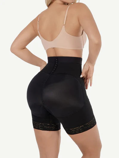 Un panty gainant de couleur noire, qui met en valeur des fesses galbées.