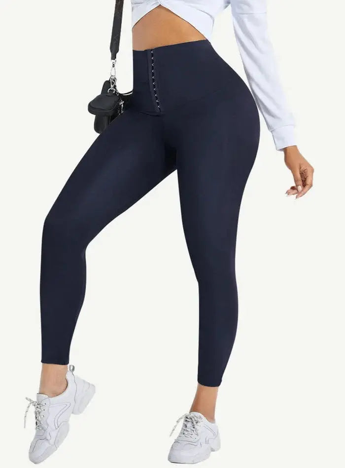 une femme portant un legging gainant push up de couleur bleu marine