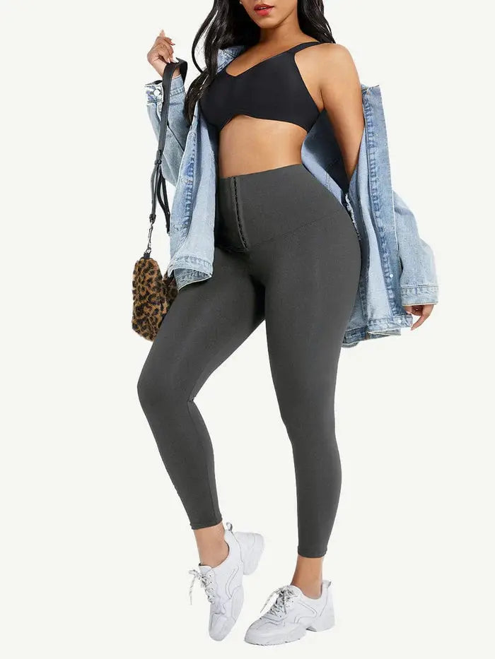 une femme portant un legging gainant push up de couleur gris.
