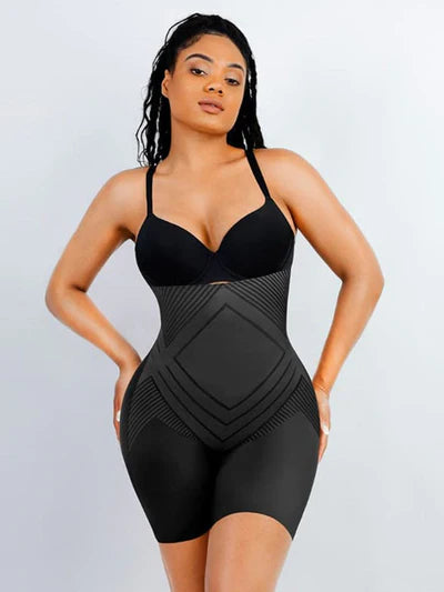 Un panty gaine taille haute de couleur noire.