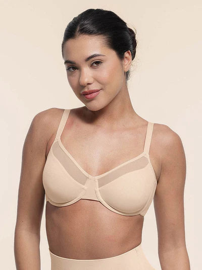 une femme portant un soutien-gorge push up rembourré de couleur chaire 