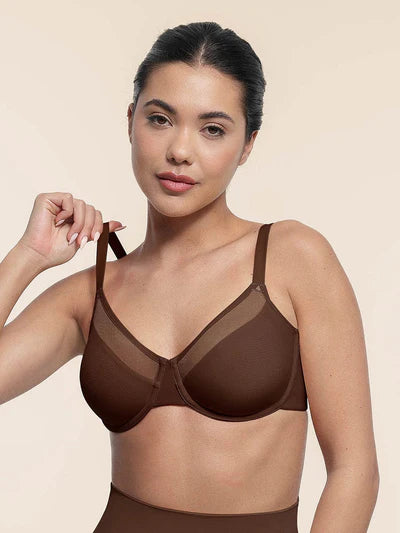une femme portant un soutien gorge push up rembourré de couleur marron