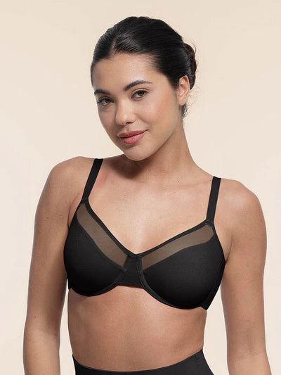 une femme portant un soutien gorge push up rembourré de couleur noire