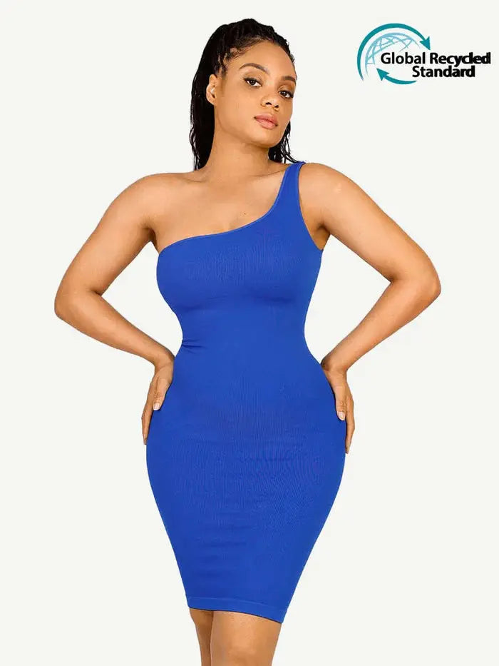une robe gainante avec une brettelle sur une celle épaule 