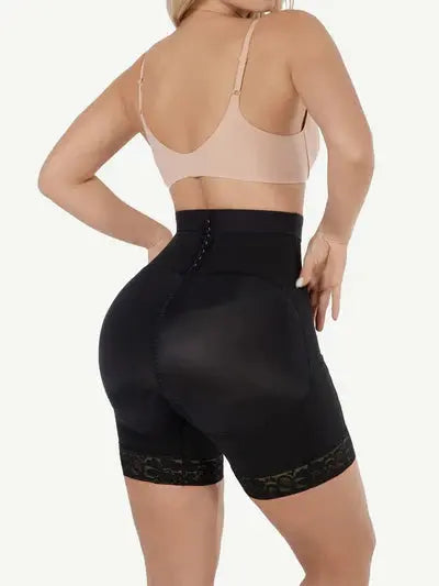 Un panty gainant de couleur noire, qui met en valeur des fesses galbées.