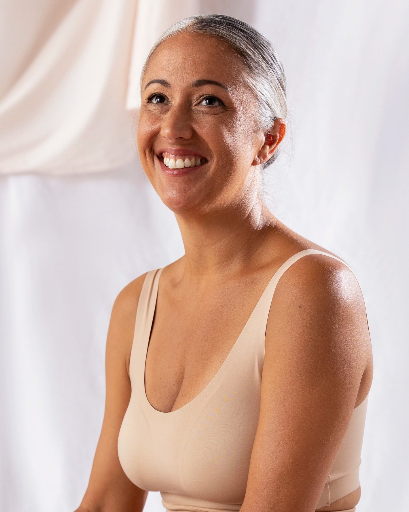 Gaine gainante portée sous les vêtements de façon invisible