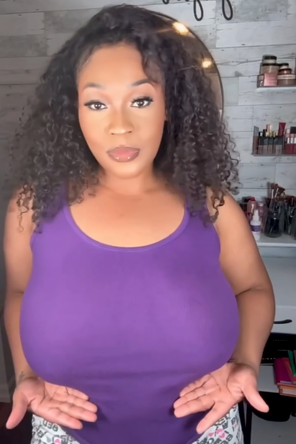 une femme ne portant pas un haut beshap 