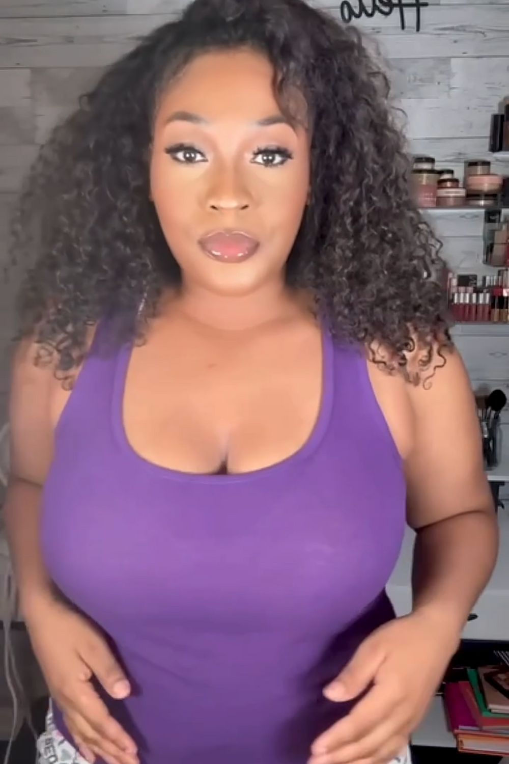 une photo d'une femme portant un haut beshap