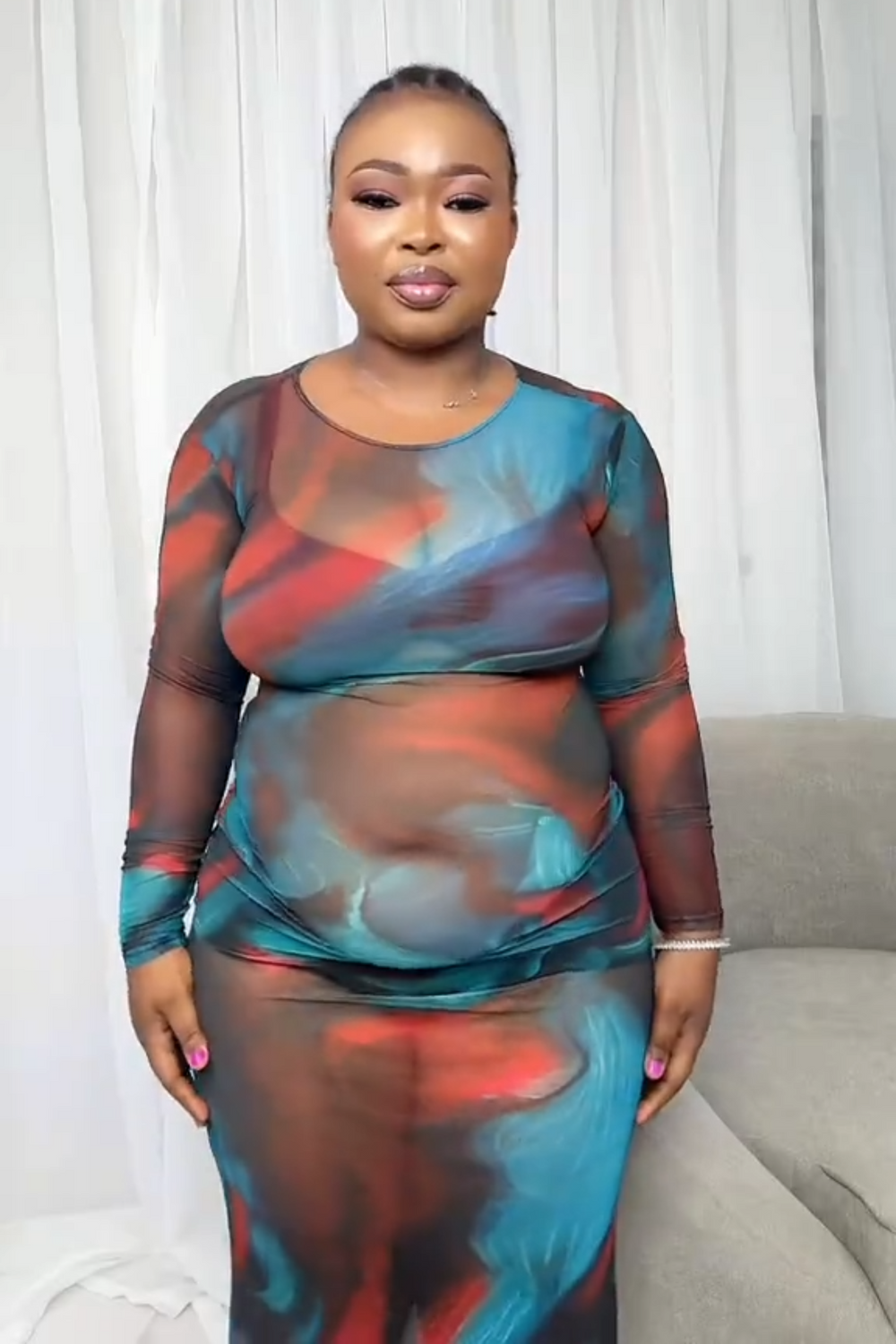 Femme portant une robe moulante bleu et rouge sans combinaison gainante