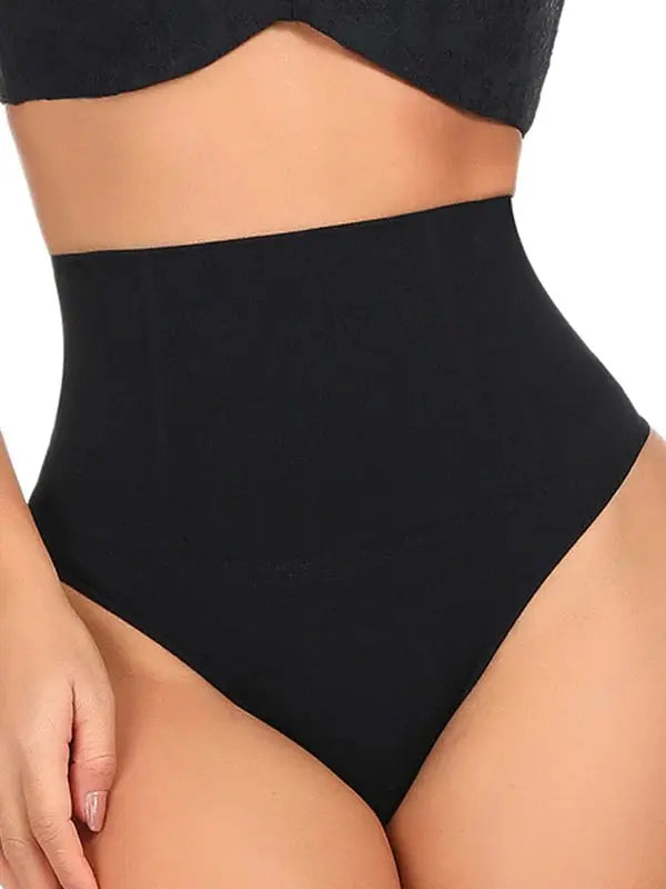 une femme porte une culotte ventre plat sans couture de couleur noire.