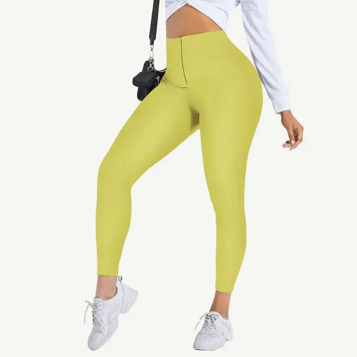 une femme portant un legging gainant push up de couleur jaune