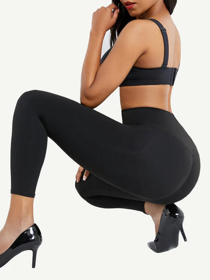 une femme portant un legging gainant push up de couleur noire