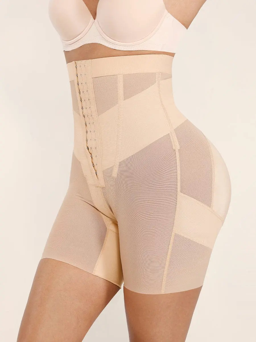 Un panty gainant ventre plat de couleur chair.